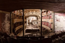 Theatro Colosseum / Dimitri Bourriau