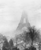 Tour Eiffel brume / Jean Michel Berts