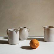 Orange et trois pots / Thierry Genay