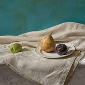 Nappe, assiette et trois fruits / Thierry Genay