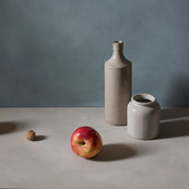 Pomme, noix, pot blanc et grès / Thierry Genay
