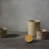 Trois pots et orange / Thierry Genay