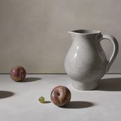Deux prunes, raisin et pichet / Thierry Genay